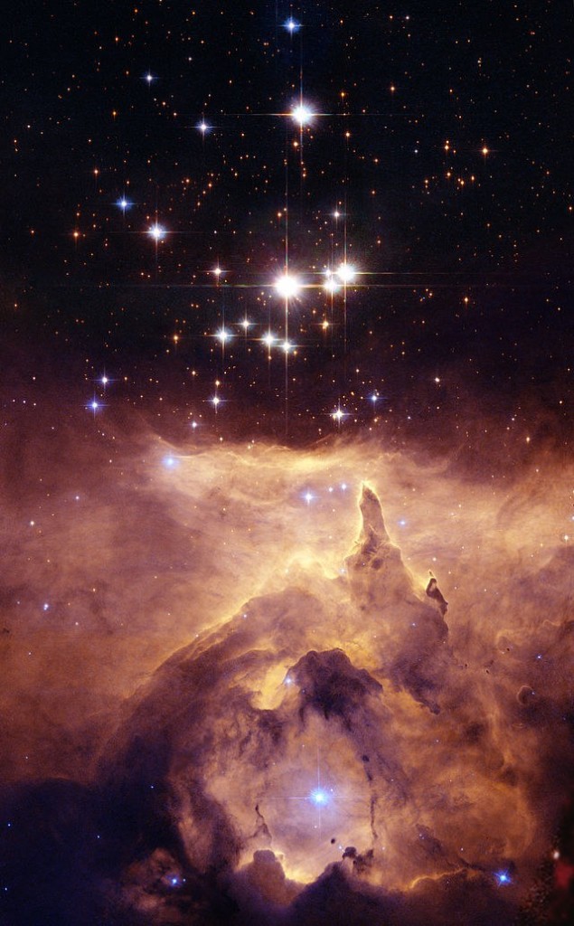 Ūkas NGC 6334 Skorpiono žvaigždyne ir didžiulių žvaigždžių spiečius Pismis 24