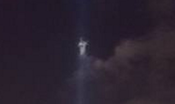 Per rugsėjo 11-osios aukų pagerbimo ceremoniją, danguje pasirodė paslaptinga būtybė.