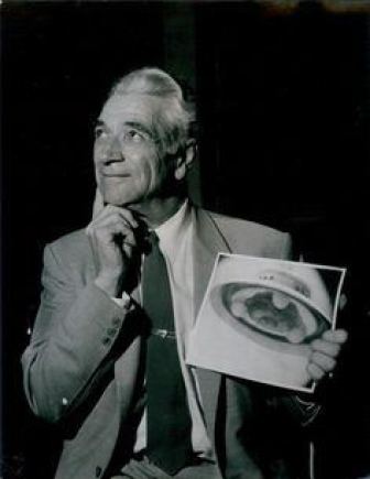 Džordžas Adamskis buvo vienas pirmųjų NSO liudininkų, tvirtinęs, jog ne tik fotografuoja „skraidančiąsias lėkštes“, tačiau bendrauja su jų pilotais – atvykėliais iš Veneros. Šaltinis: Lietuvos etnokosmologijos muziejaus fotoarchyvas.