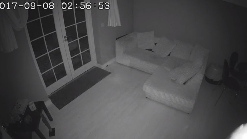 Apsaugos kameros užfiksavo vaiduoklį? Šeimos namuose vyksta nejaukūs dalykai